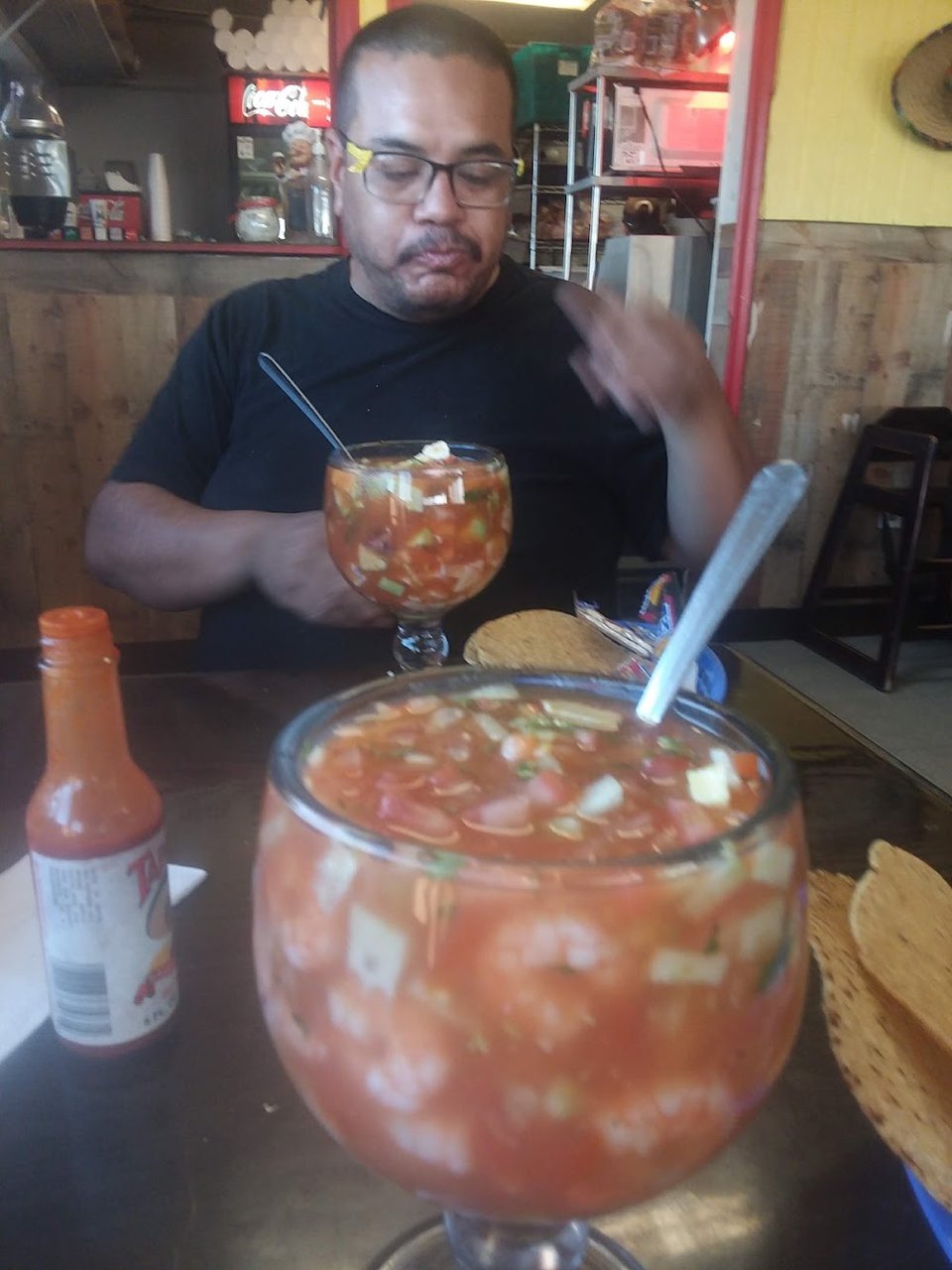 Printed menu with lunch combinations and mariscos.