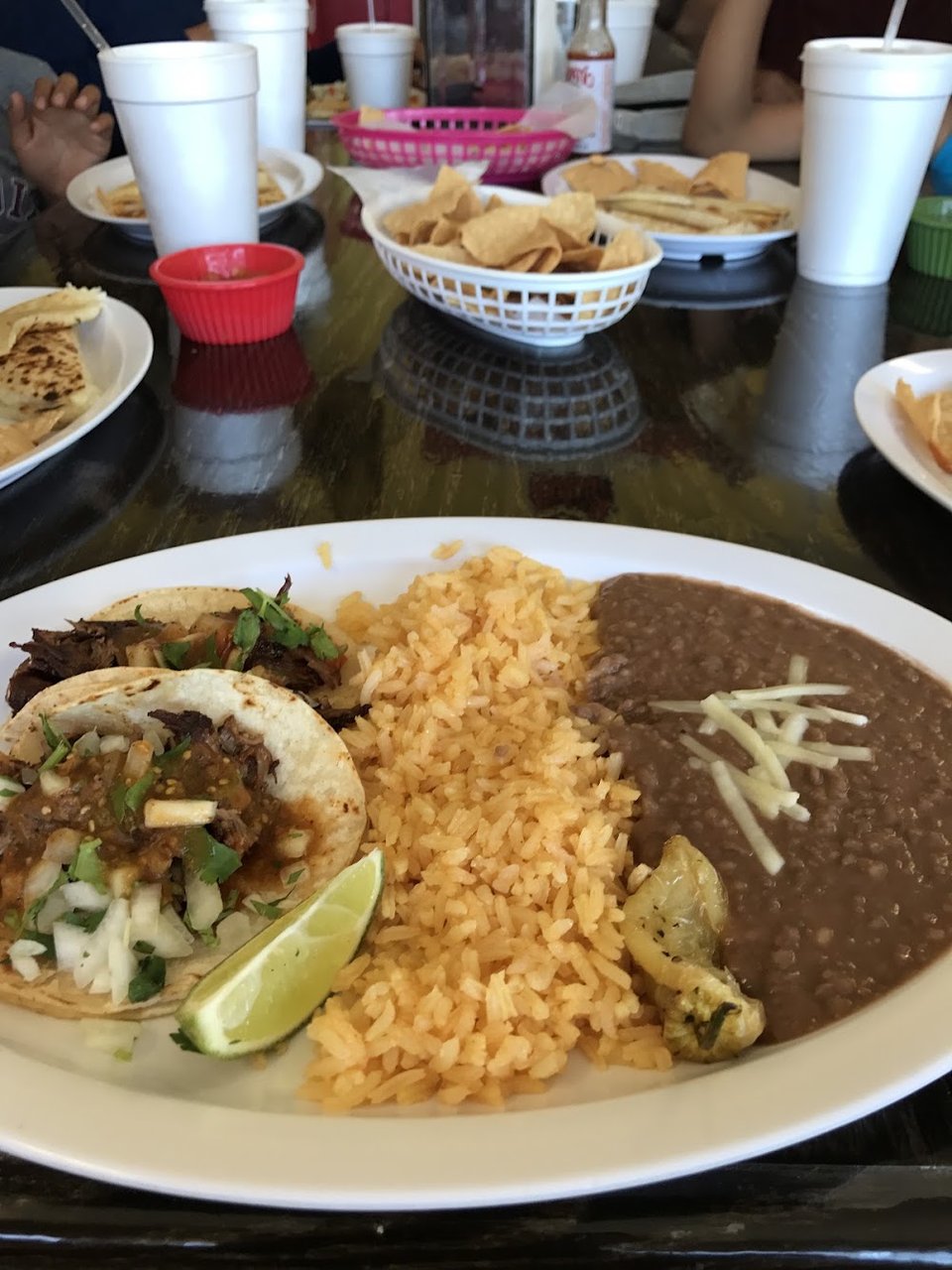 Printed menu with lunch combinations and mariscos.
