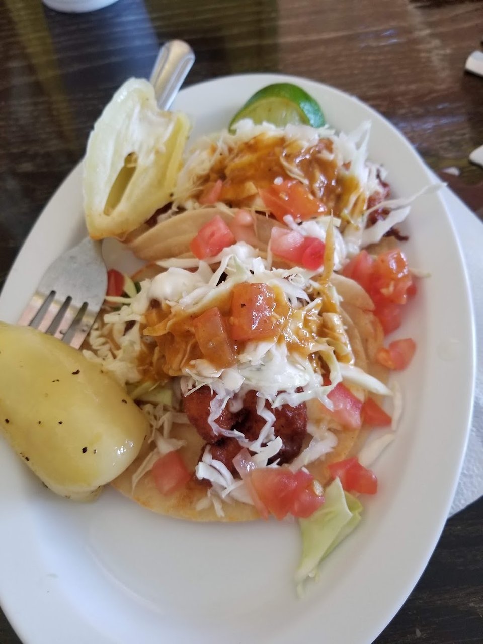 Printed menu with lunch combinations and mariscos.