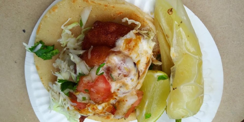 Printed menu with lunch combinations and mariscos.